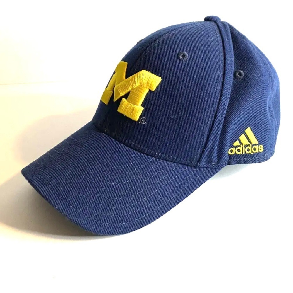 ADIDAS MICHIGAN WOLVERINES Fitted Baseball Hat with Embroidered Logo, navy/maze
